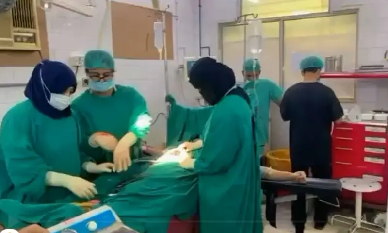 This screenshot from the video in question shows doctors operating on a patient at Lahore Lady Willingdon Hospital. — Screenshot from video provided by Asif Chaudhry This screenshot from the video in question shows doctors operating on a patient at Lahore Lady Willingdon Hospital. — Screenshot from video provided by Asif Chaudhry