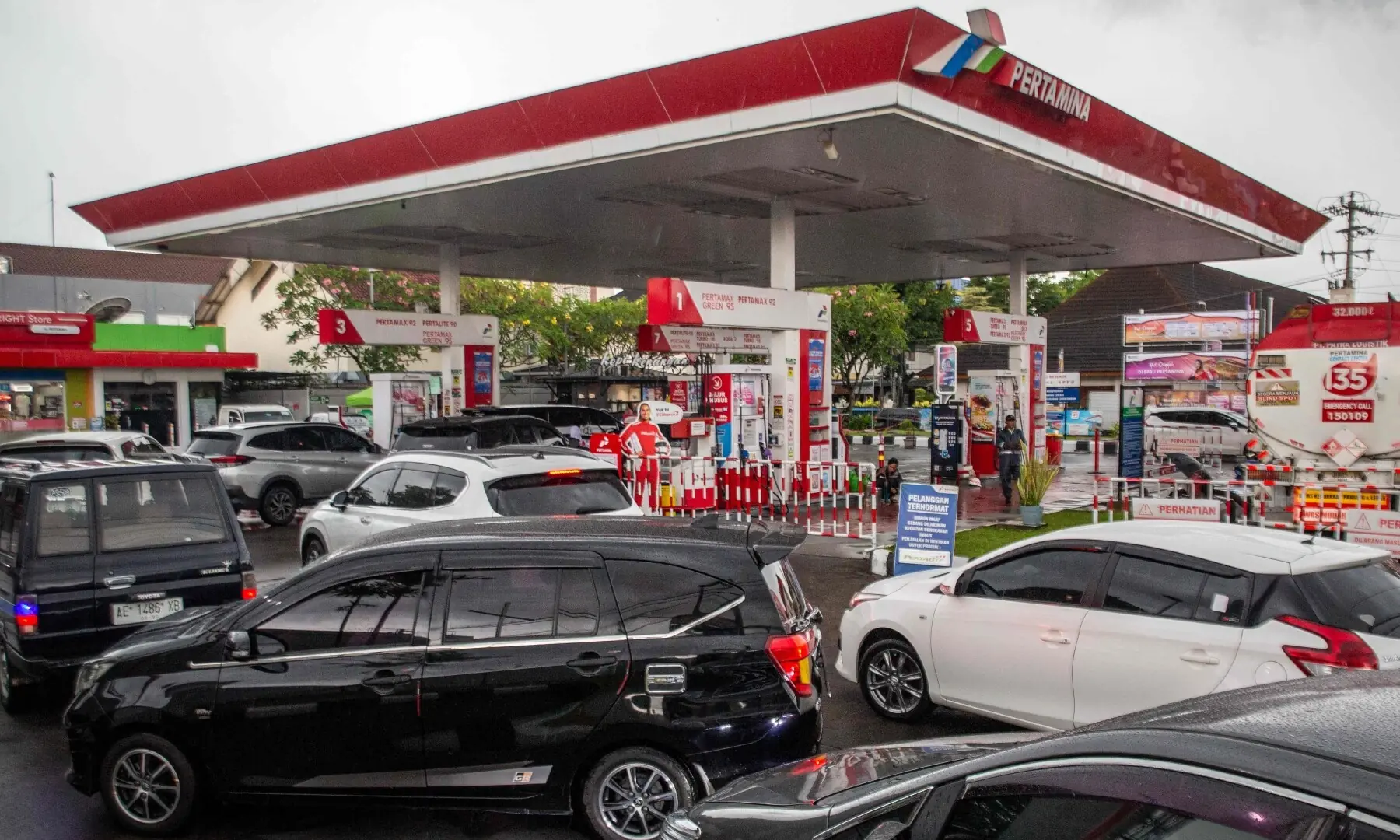 Cars queue to refuel at a gas station operated by Pertamina, Indonesia’s state-owned oil and gas company, as the closure of the Strait of Hormuz by Iran disrupts energy flows and global oil prices rise, in Yogyakarta, Indonesia on March 28. — AFP