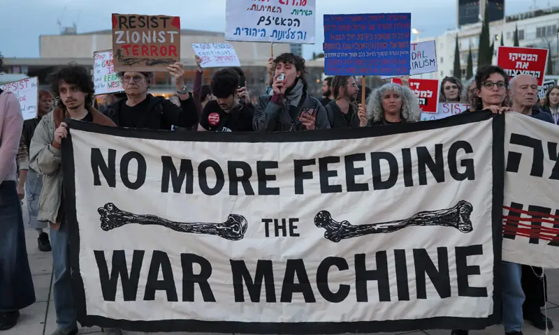 ISRAELIS gather for a weekly anti-war protest at Tel Aviv’s HaBima Square.—AFP ISRAELIS gather for a weekly anti-war protest at Tel Aviv’s HaBima Square.—AFP