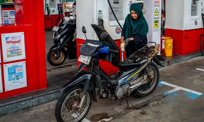 A motorcyclist refuels her bike at a gas station operated by Pertamina, Indonesia’s state-owned oil and gas company, as the closure of the Strait of Hormuz by Iran disrupts energy flows and global oil prices rise, prompting Indonesia to consider a weekly work-from-home policy to cut fuel use, in Yogyakarta last week.—AFP A motorcyclist refuels her bike at a gas station operated by Pertamina, Indonesia’s state-owned oil and gas company, as the closure of the Strait of Hormuz by Iran disrupts energy flows and global oil prices rise, prompting Indonesia to consider a weekly work-from-home policy to cut fuel use, in Yogyakarta last week.—AFP