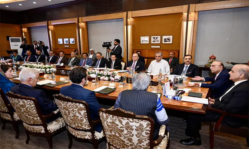 President Asif Ali Zardari and Prime Minister Shehbaz Sharif hold a meeting.—Tanveer Shahzad / White Star President Asif Ali Zardari and Prime Minister Shehbaz Sharif hold a meeting.—Tanveer Shahzad / White Star