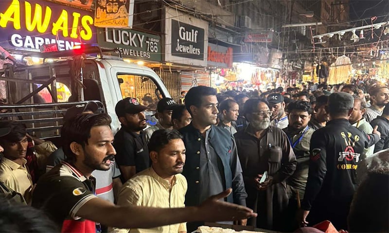 SHOPKEEPERS and vendors argue with workers of anti-encroachment cell.&mdash;Dawn