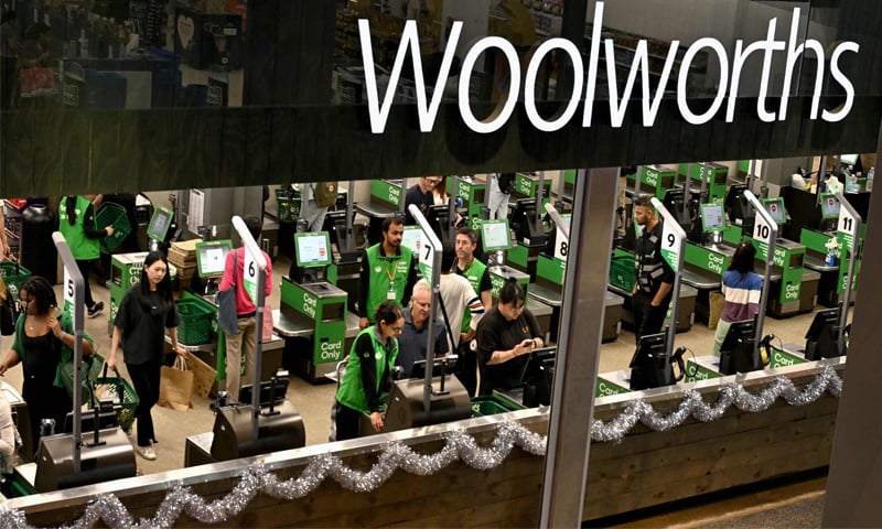 People shop at a Woolworths supermarket in Melbourne&rsquo;s central business district. Australian supermarket giant Woolworths has been forced to rein in an AI-powered customer service assistant after users reported it had been rambling about its mother. The AI assistant, who goes by Olive, offers round the clock help with everything from tracking orders to finding products.&mdash;AFP