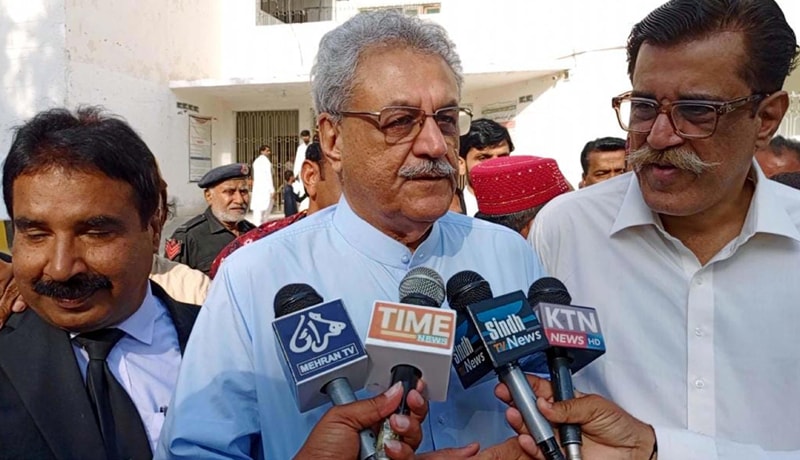 GHULAM Murtaza Jatoi speaks to media at a Larkana court on Monday.—PPI