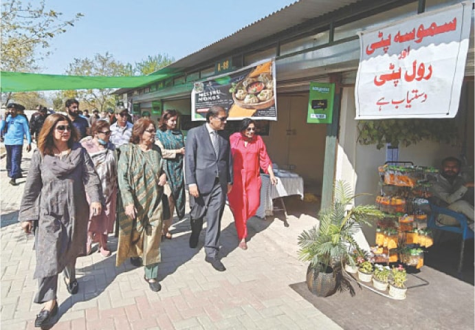 CDA Chairman Mohammad Ali Randhawa visits various stalls at the Ramazan Women Bazaar in Islamabad&rsquo;s G-11 sector on Tuesday. &mdash; White Star
