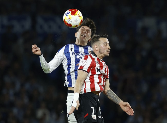 REAL Sociedad&rsquo;s Jon Aramburu (L) vies for the ball with Alex Berenguer of Athletic Bilbao during their Copa del Rey semi-final second leg at the Reale Arena.&mdash;Reuters