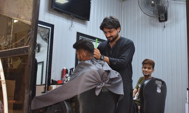 A barbershop in Moria Khan Goth: Punjabi, Seraiki, Sindhi, Pakhtun, Baloch and Mohajir residents live in this locality, alongside smaller numbers of Gujarati-speaking Memons, Ismailis and Bohris