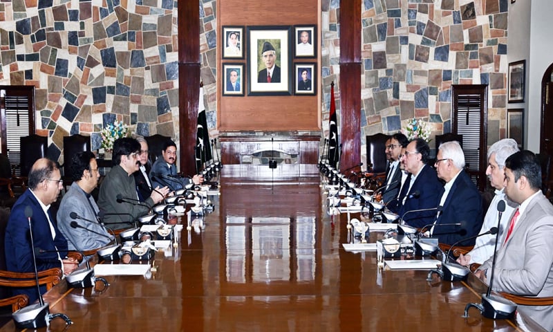 SINDH Chief Minister Murad Ali Shah discusses the impact of regional tensions on Pakistan&rsquo;s economy with federal ministers Muhammad Aurangzeb and Ali Pervaiz Malik.&mdash;PPI
