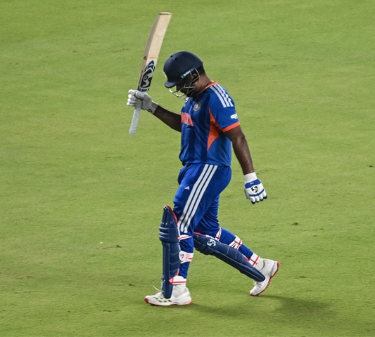  INDIAN opener Sanju Samson acknowledges the crowd as he walks back to the pavilion after his dismissal during the T20 World Cup final against New Zealand at the Narendra Modi Stadium.&mdash;AFP 