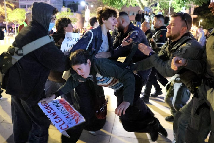  Israeli security forces and left-wing activists scuffle during a protest in Tel Aviv against the war on Iran.&mdash;AFP 