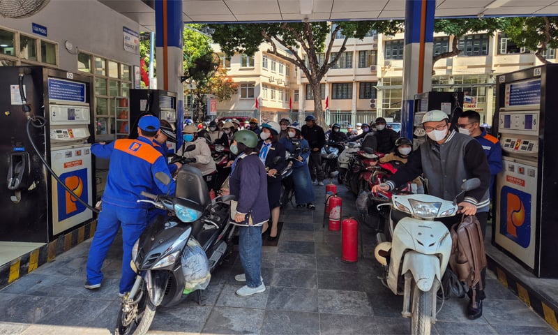People queue to buy petrol at a fuel station after Vietnam&rsquo;s trade ministry called on local businesses to encourage their employees to work from home to save fuel amid disruptions in supply and price surge.&mdash;Reuters