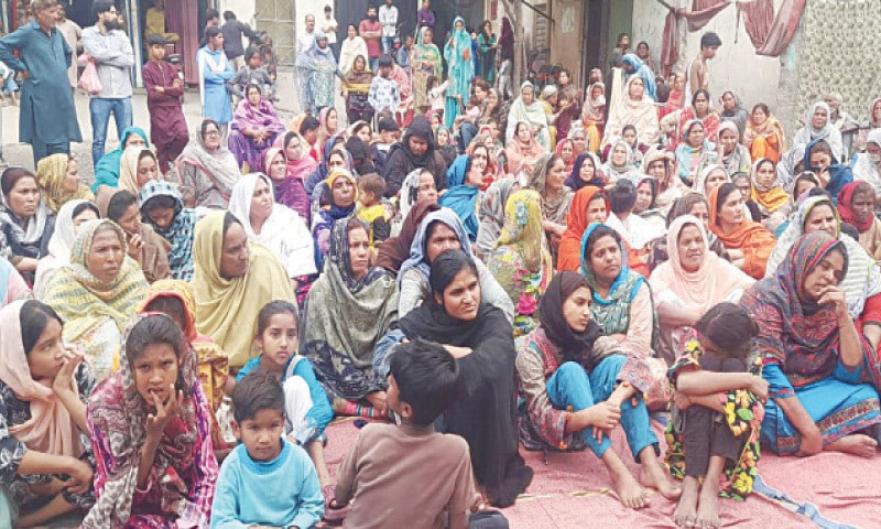 Residents of Rimsha Colony stage a sit-in in Islamabad on Wednesday against CDA’s plan to evict them from the area. — Photo by Mohammad Asim Residents of Rimsha Colony stage a sit-in in Islamabad on Wednesday against CDA’s plan to evict them from the area. — Photo by Mohammad Asim