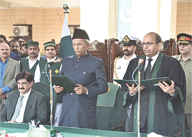Sindh High Court Chief Justice Zafar Ahmed Rajput administers the oath to Nehal Hashmi as the new governor in the presence of CM Murad Ali Shah.&mdash;APP
