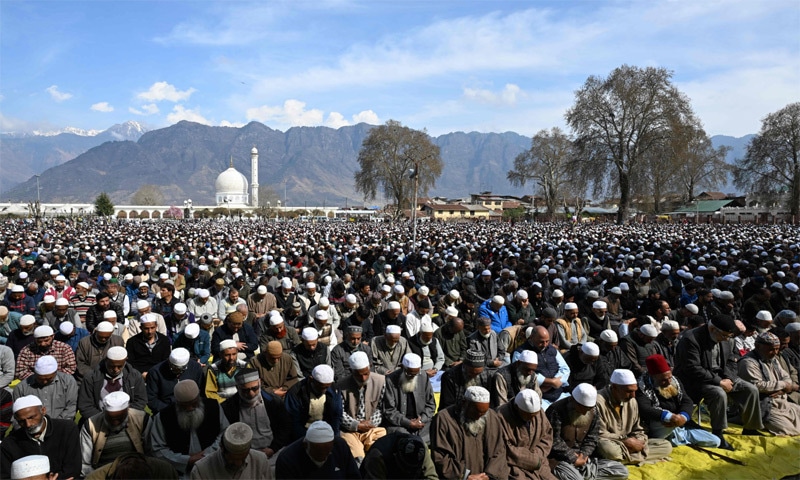 WORSHIPPERS offer the last Friday prayers of Ramazan at the Hazratbal shrine in Srinagar.&mdash;AFP