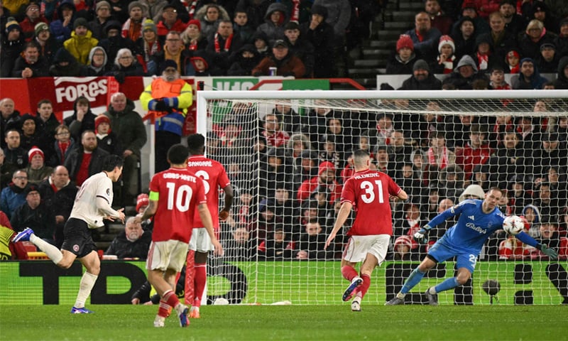 NOTTINGHAM: Midtjylland&rsquo;s Gue-sung Cho (L) scores past Nottingham Forest goalkeeper Matz Sels during their Europa League round-of-16 first leg at The City Ground.&mdash;AFP