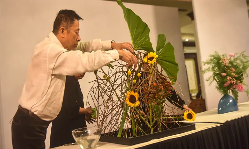 Sogetsu Master Christopher Lim makes an arrangement.— Fahim Siddiqi/ White Star Sogetsu Master Christopher Lim makes an arrangement.— Fahim Siddiqi/ White Star