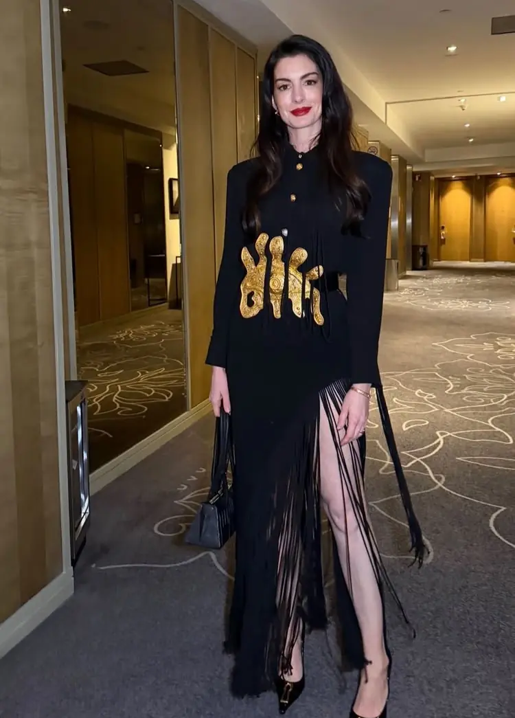 Anne Hathaway rocked a bag from Pakistani brand Warp during her Devil Wears Prada 2 promotions