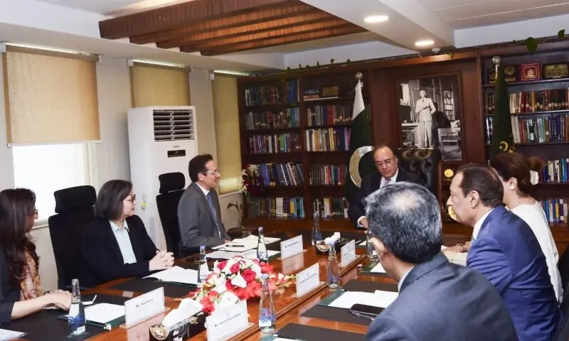 Finance Minister Muhammad Aurangzeb holds a meeting with Simon Andrews, divisional director for Pakistan, Afghanistan and Central Asia at the International Finance Corporation (IFC) on April 1, 2026. — Financegovpk/X Finance Minister Muhammad Aurangzeb holds a meeting with Simon Andrews, divisional director for Pakistan, Afghanistan and Central Asia at the International Finance Corporation (IFC) on April 1, 2026. — Financegovpk/X
