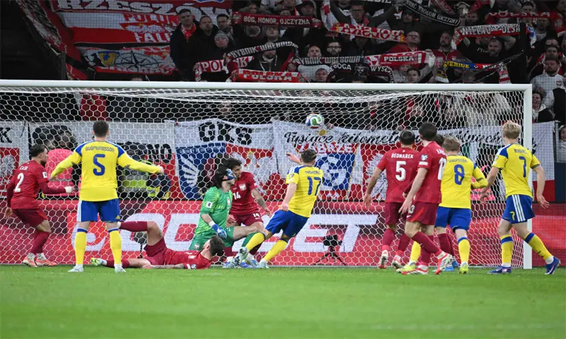 SOLNA: Sweden’s Viktor Gyokeres (C) scores the winner during the World Cup qualifying play-off against Poland.—AFP SOLNA: Sweden’s Viktor Gyokeres (C) scores the winner during the World Cup qualifying play-off against Poland.—AFP