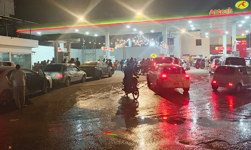 KARACHI: Motorists throng a fuel station before an unprecedented hike took effect on Thursday midnight.&mdash;Dawn