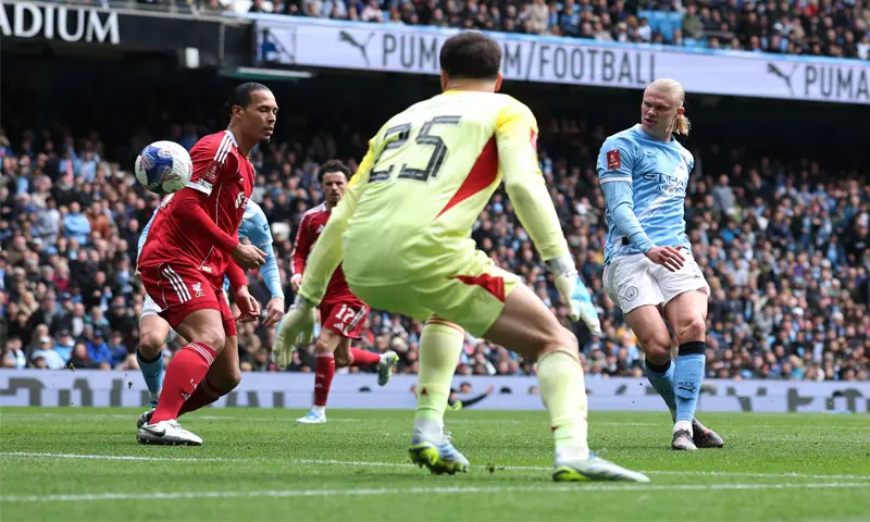 Erling Haaland of Manchester City (R) shoots to score against Liverpool during their FA Cup quarter-final at the Etihad Stadium on Saturday.&mdash;Reuters
