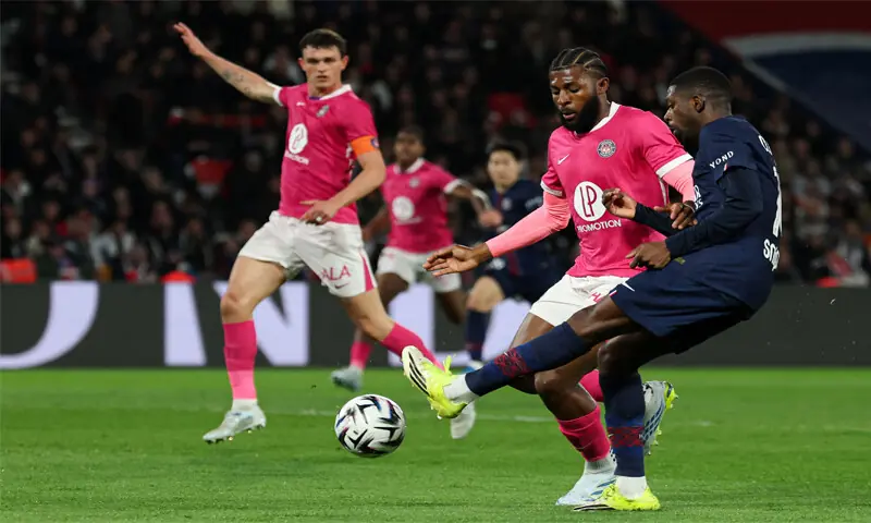 PARIS St-Germain’s Ousmane Dembele (R) vies for the ball with Mark Mckenzie of Toulouse during their Ligue 1 match at the Parc des Princes Stadium.—AFP PARIS St-Germain’s Ousmane Dembele (R) vies for the ball with Mark Mckenzie of Toulouse during their Ligue 1 match at the Parc des Princes Stadium.—AFP