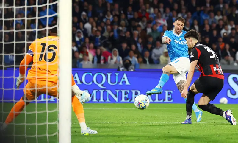MILAN: Napoli’s Matteo Politano (C) shoots to score against AC Milan during their Serie A match at Stadio Diego Armando Maradona.—Reuters MILAN: Napoli’s Matteo Politano (C) shoots to score against AC Milan during their Serie A match at Stadio Diego Armando Maradona.—Reuters