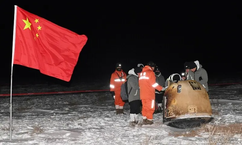 Researchers work around Chang’e-5 lunar return capsule carrying moon samples next to a Chinese national flag, after it landed in northern China’s Inner Mongolia Autonomous Region, December 17, 2020. —Reuters/File Researchers work around Chang’e-5 lunar return capsule carrying moon samples next to a Chinese national flag, after it landed in northern China’s Inner Mongolia Autonomous Region, December 17, 2020. —Reuters/File