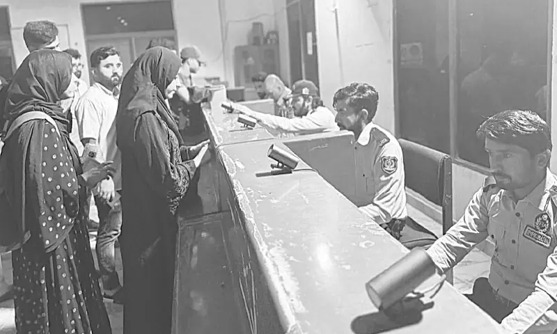 FIA officials process documents of Pakistani immigrants returning from Iran at Taftan border.—Dawn FIA officials process documents of Pakistani immigrants returning from Iran at Taftan border.—Dawn