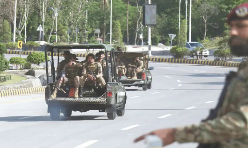 ARMY personnel patrol Islamabad’s Constitution Avenue on Thursday.—Mohammad Asim/White Star ARMY personnel patrol Islamabad’s Constitution Avenue on Thursday.—Mohammad Asim/White Star