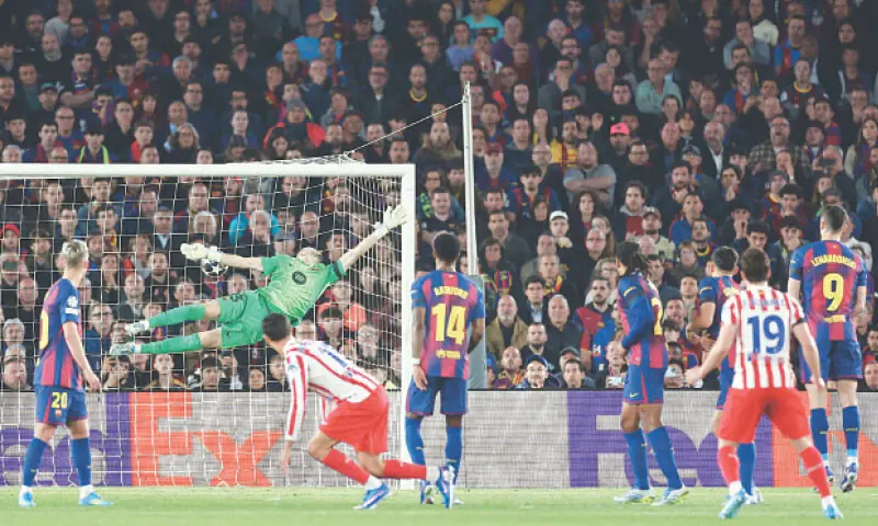 BARCELONA: Atletico Madrid’s Julian Alvarez (second R) scores from a free-kick past Barcelona goalkeeper Joan Garcia during their Champions League quarter-final first leg at Camp Nou.—AFP BARCELONA: Atletico Madrid’s Julian Alvarez (second R) scores from a free-kick past Barcelona goalkeeper Joan Garcia during their Champions League quarter-final first leg at Camp Nou.—AFP