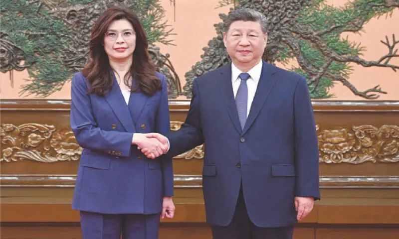 CHINESE President Xi Jinping and Kuomintang Chairperson Cheng Li-wun shake hands at Beijing&rsquo;s Great Hall of People.&mdash;AFP