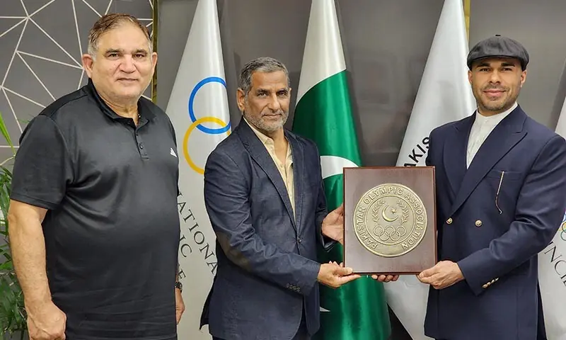 Pakistan Olympic Association secretary general Khalid Mehmood (second L) presents the shield to Rd Rizwan Aftab Ahmed (R) as Salman Butt looks on in Lahore on April 9. &mdash; Photo courtesy POA