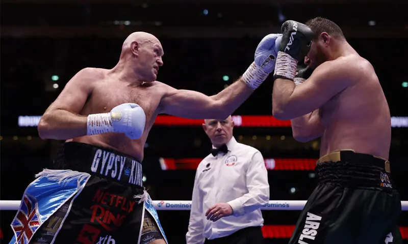 BRITAIN’S Tyson Fury (L) in action during the heavyweight bout against Arslanbek Makhmudov of Russia at the Tottenham Hotspur Stadium.—Reuters BRITAIN’S Tyson Fury (L) in action during the heavyweight bout against Arslanbek Makhmudov of Russia at the Tottenham Hotspur Stadium.—Reuters