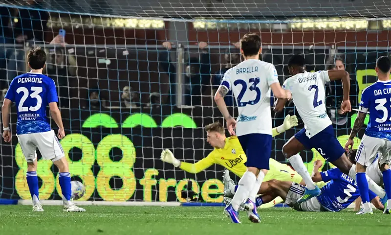 INTER Milan’s Denzel Dumfries (second R) scores past Como goalkeeper Jean Butez during their Serie A match at the Giuseppe Sinigaglia Stadium.—AFP INTER Milan’s Denzel Dumfries (second R) scores past Como goalkeeper Jean Butez during their Serie A match at the Giuseppe Sinigaglia Stadium.—AFP