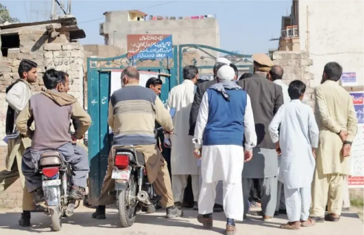 Citizens queue up outside a police station to get their tenants registered. &mdash; INP file photo