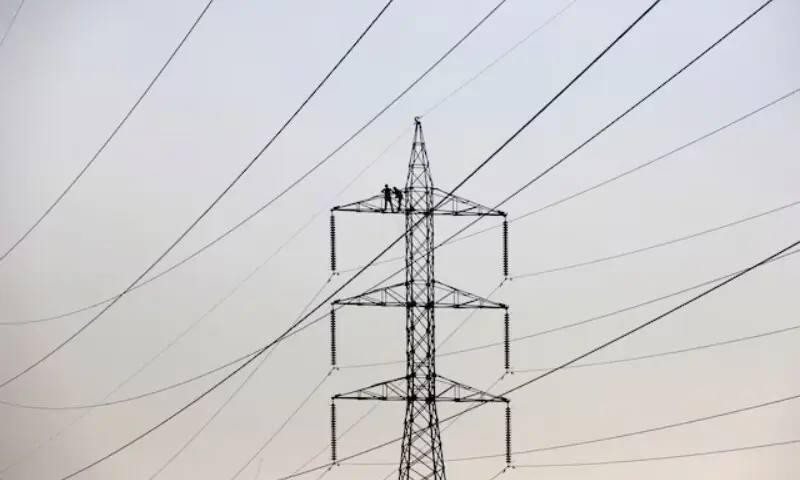 Technicians work to clean power transmission tower in Karachi, Pakistan, December 7, 2018. &mdash;Reuters