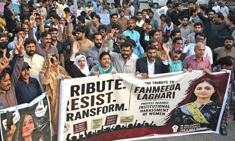 Civil society members and rights activists stage a demonstration at the Karachi Press Club to demand justice for 23-year-old medical student Fahmeeda Laghari, who ended her life due to harassment and blackmail in Mirpurkhas. —Online Civil society members and rights activists stage a demonstration at the Karachi Press Club to demand justice for 23-year-old medical student Fahmeeda Laghari, who ended her life due to harassment and blackmail in Mirpurkhas. —Online