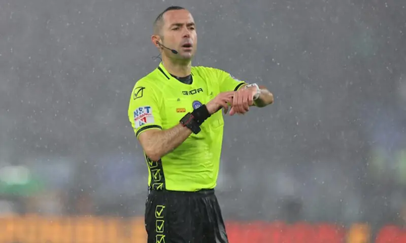 Italian referee Marco Guida signals that he is taking account of time-wasting during a Serie A football match | EPP