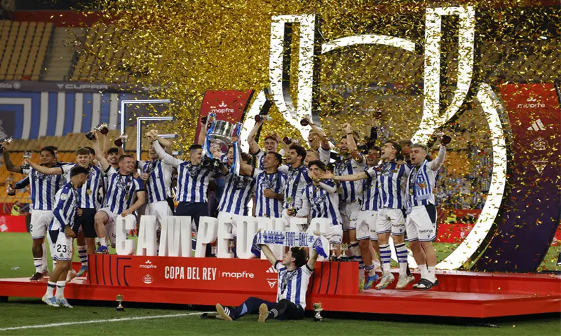 REAL Sociedad players celebrate with the Copa del Rey trophy after defeating Atletico Madrid in the final at Estadio de
La Cartuja.&mdash;Reuters