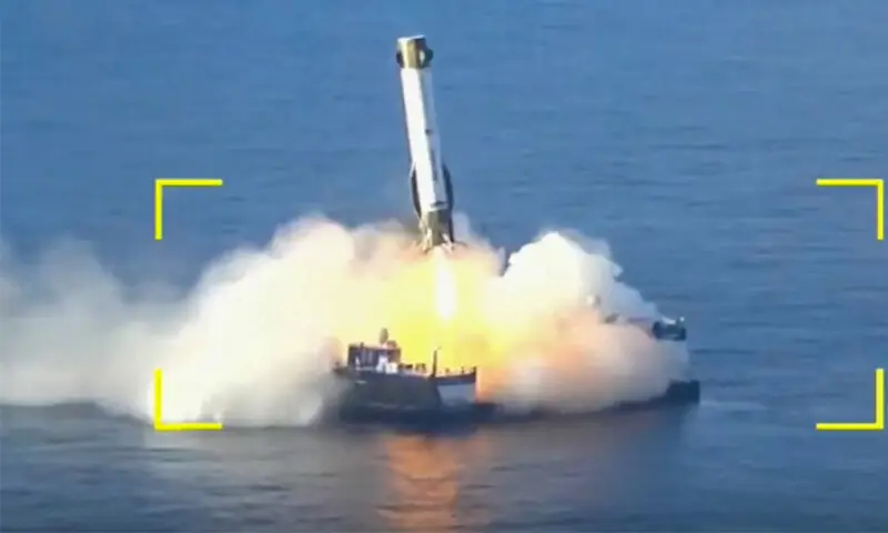 The booster of Blue Origin&rsquo;s New Glenn rocket landing on a floating platform in the Atlantic Ocean on Sunday.&mdash;AFP