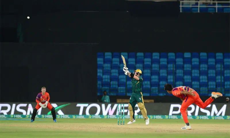 MULTAN Sultans opener Steve Smith plays a shot during the Pakistan Super League match against Rawalpindiz at the National Bank Stadium on Tuesday.—Tahir Jamal/White Star MULTAN Sultans opener Steve Smith plays a shot during the Pakistan Super League match against Rawalpindiz at the National Bank Stadium on Tuesday.—Tahir Jamal/White Star
