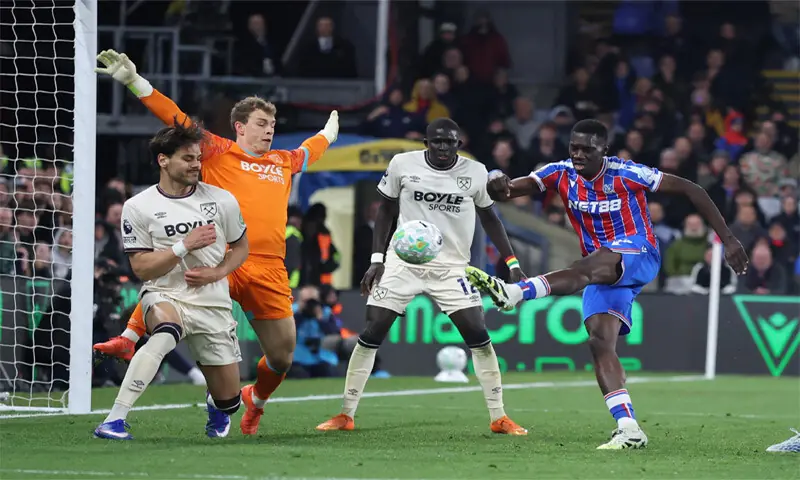 CRYSTAL Palace&rsquo;s Ismaila Sarr (R) scores a goal that was later disallowed during the Premier League match against West Ham United at Selhurst Park.&mdash;Reuters