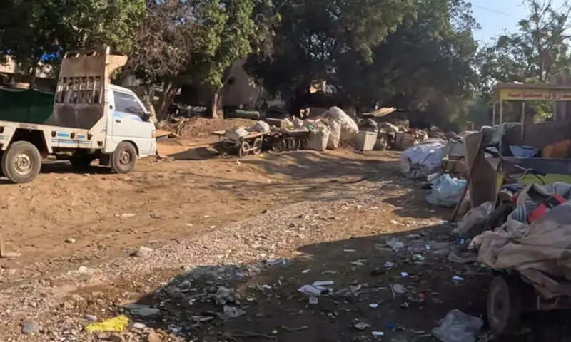 Encroachment and makeshift structures obstruct the Karachi Circular Railway tracks.&mdash;Fahim Siddiqi / White Star