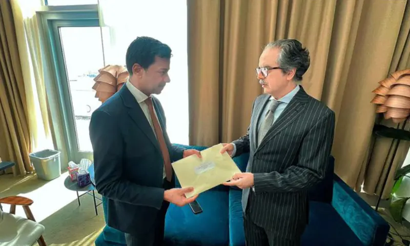 Pakistan&rsquo;s Permanent Representative to the UN Ambassador Asim Iftikhar Ahmad hands over a letter from Deputy Prime Minister and Foreign Minister Ishaq Dar to the Security Council president, Ambassador Jamal Fares Alrowaiei of Bahrain. &mdash; @PakistanUN_NY/X