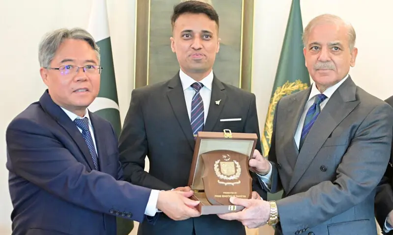 PM Shehbaz and the Chinese envoy hand a memento to Suparco&rsquo;s Zeeshan Ali.&mdash;X/CMShehbaz