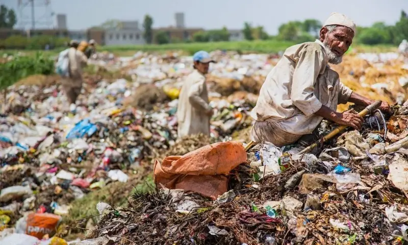 An elderly waste picker in Pakistan&rsquo;s Islamabad, part of the largely invisible workforce handling nearly half of Pakistan&rsquo;s waste. &mdash; Maria Chambers/Alamy