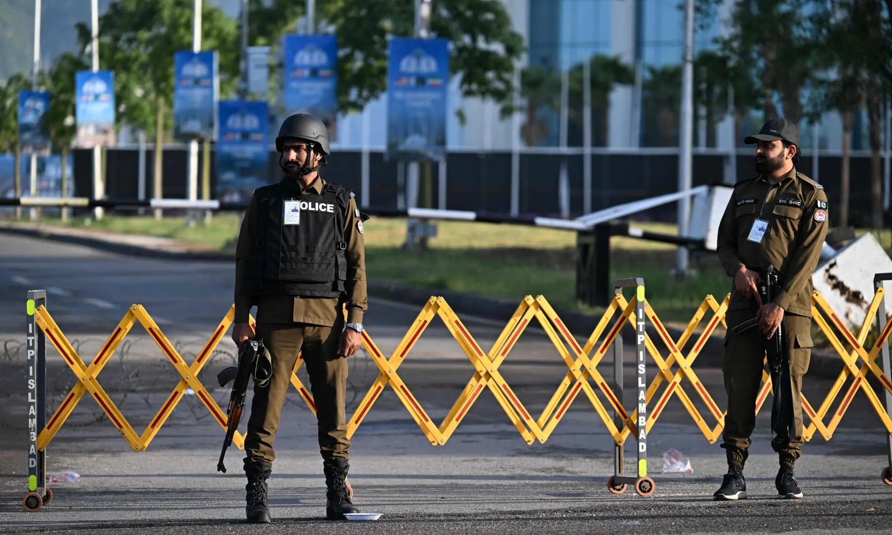 Police officers stand guard near the Serena Hotel, the venue for expected US-Iran talks, in Islamabad&rsquo;s Red Zone on April 25, 2026. &mdash; AFP