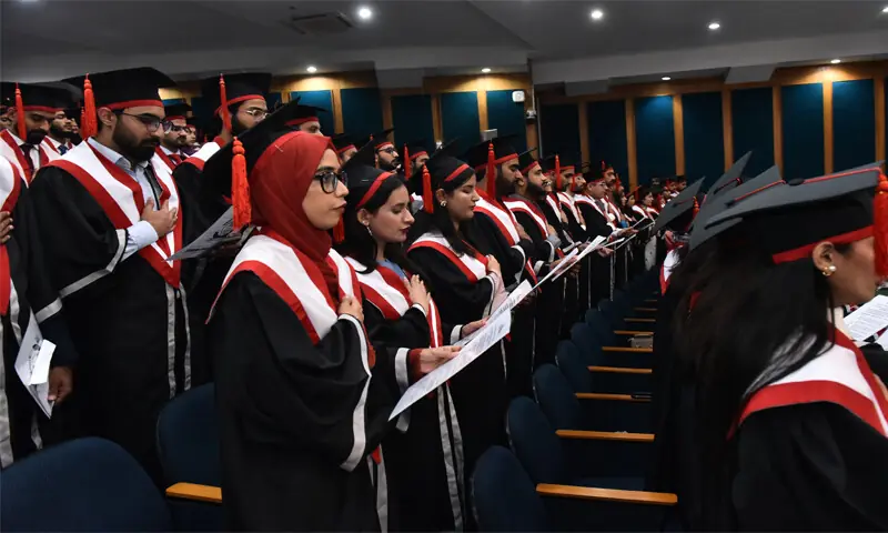 Medical graduates take the oath at the convocation.&mdash;Dawn