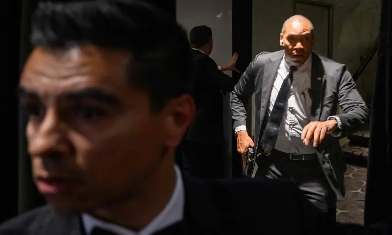 Agents draw their guns after loud bangs were heard during the White House Correspondents&rsquo; dinner at the Washington Hilton in Washington, DC, on April 25. &mdash; AFP